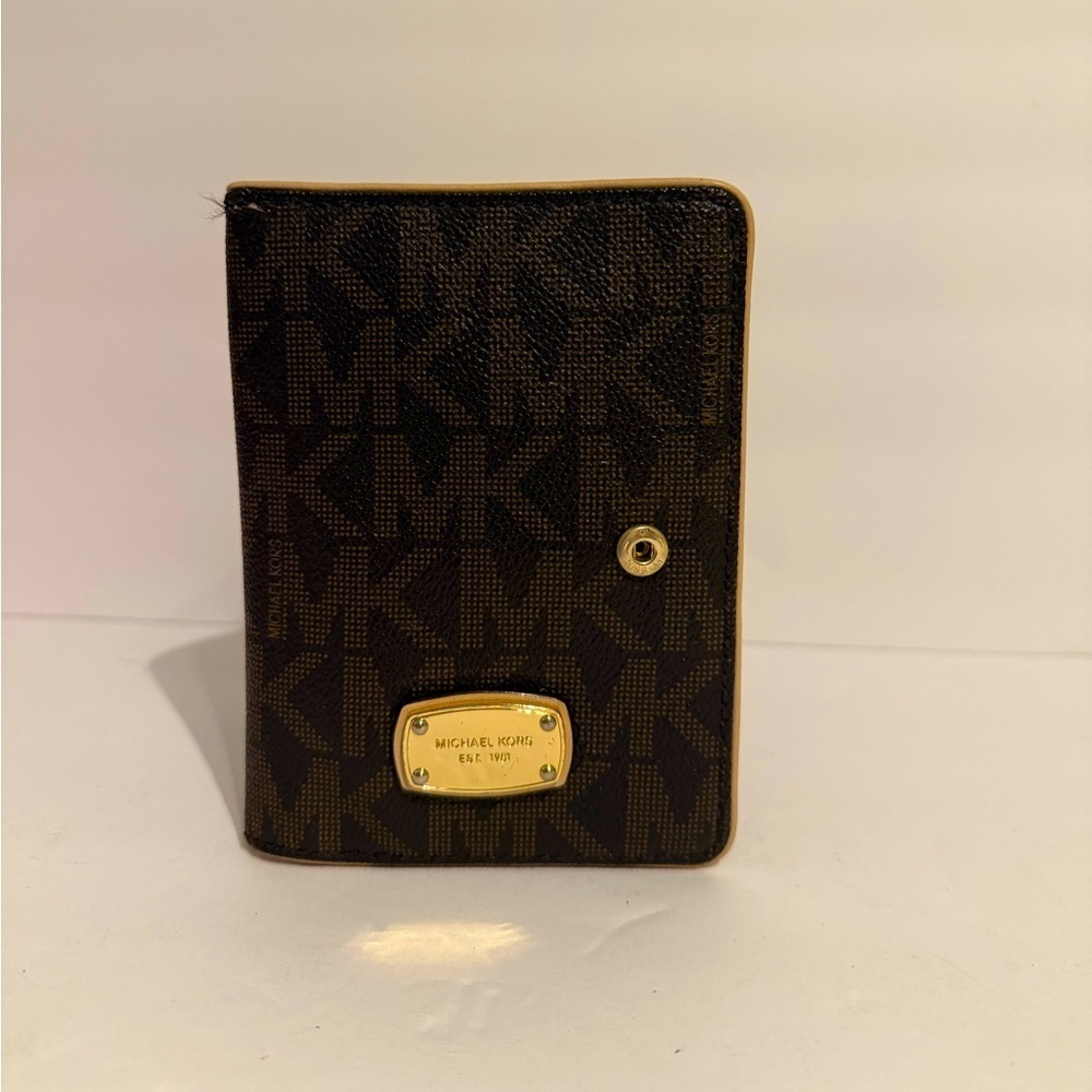 Michael Kors | Passport Wallet in Brown EUC